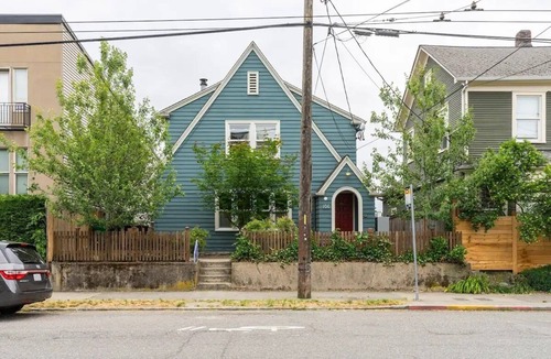 Miller Park House | CAPITOL HILL LARGE 1 BED SUITE