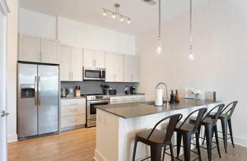 Second Ward Apartment | Carolina Luxury - Free Parking, Pool, Gym