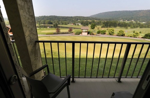 Fairfield Hotel | Carroll Valley Stay | Golf View Double Room