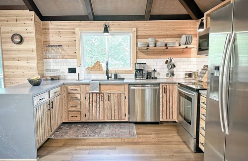 Mount Jackson Cabin | CasaSOL! Unique, Trendy & Stylish Cabana w/Fireplace, Skylight & Deck at Bryce