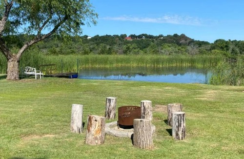 Dennis Cabin | Cast N' Cork Casita - 1 Bedroom Charming Lakefront Cabin