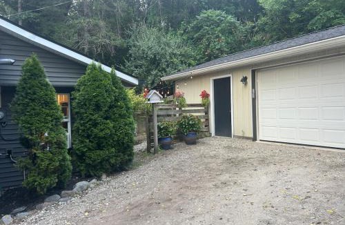 Washtenaw County House | Cedar Valley Cottage Ideal Location Pet friendly Get Away