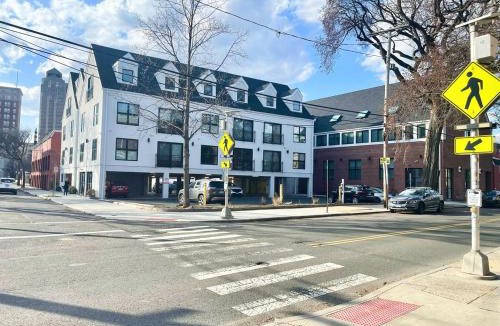 Downtown Apartment | Central 2BR Near Yale WiFi with Washer and Dryer