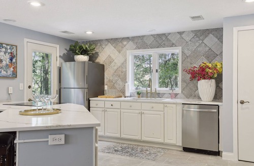 Webster House | Châteaux on Oak Hill a Cozy Winter Retreat
