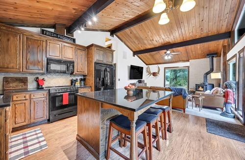 Marmot House | Chalet Seraphina - Cozy Pet Friendly Home With Hot tub