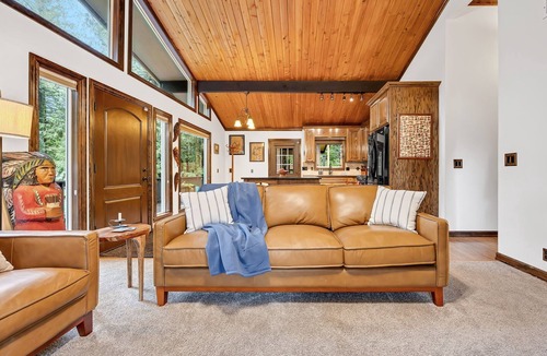 Marmot House | Chalet Seraphina - Cozy Pet Friendly Home With Hot tub