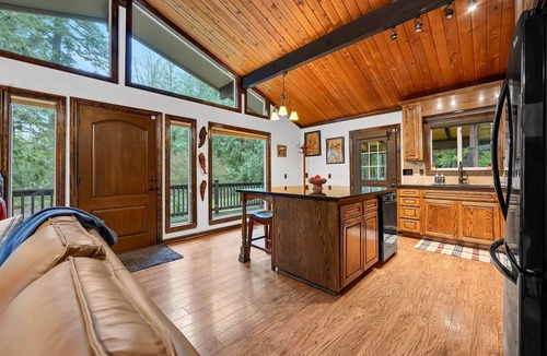 Marmot House | Chalet Seraphina - Cozy Pet Friendly Home With Hot tub