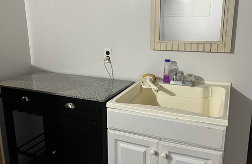 South Side Apartment | Charming 1-bedroom apartment with WiFi, AC in wonderful Waltham