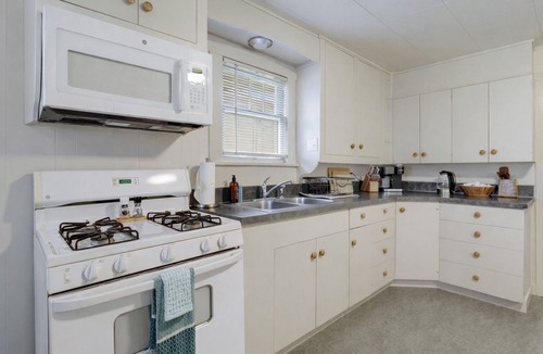 Olympia House | Charming 1900s 2BR Olympia home—walkable to downtown, pet-friendly