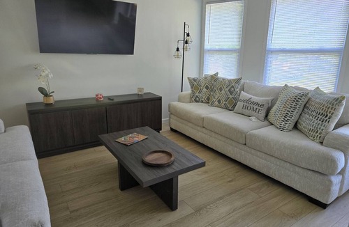 Jefferson Chalmers Apartment | Charming 2-bedroom apartment in vibrant Jefferson Chalmers neighborhood