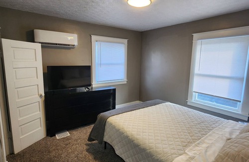 Kokomo Apartment | Charming 2-bedroom apartment with WiFi, AC in Kokomo