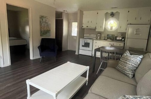 Winchester Cabin | Charming 2-bedroom cabin with WiFi, AC in quaint Winchester