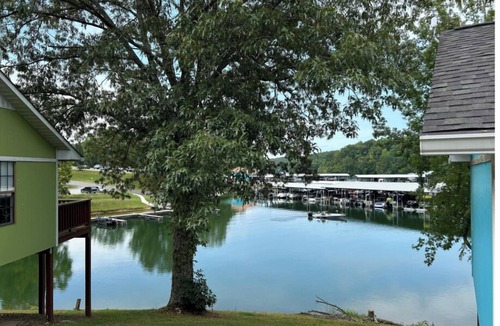 Winchester Cabin | Charming 2-bedroom cabin with WiFi, AC in quaint Winchester