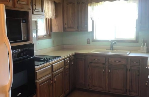 Gladstone Cabin | Charming 2-bedroom cabin with WiFi and AC in Gladstone