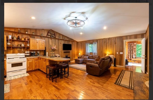 Lookout House | Charming 2-bedroom cabin style home in Hico, with bonus room