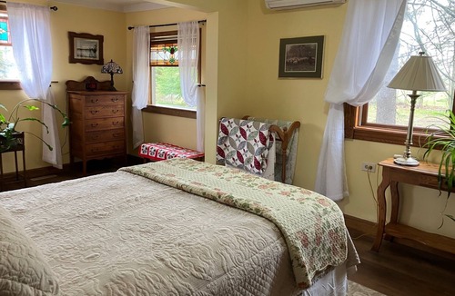 Ashland House | Charming 2-bedroom farmhouse in serene Ashland with AC