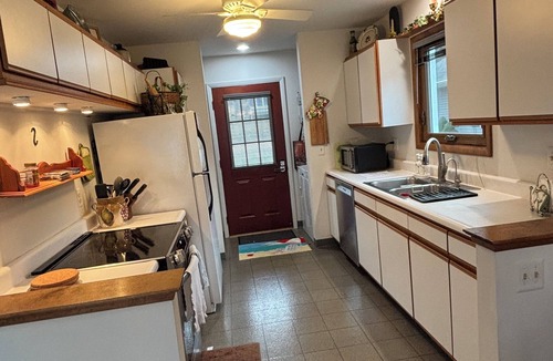 Gregory House | Charming 2-bedroom Lakefront House with Upnorth Feel