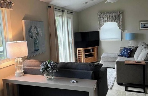 Mattapoisett House | Charming 2-bedroom house in Mattapoisett 2 minute walk to the beach, WiFi, AC