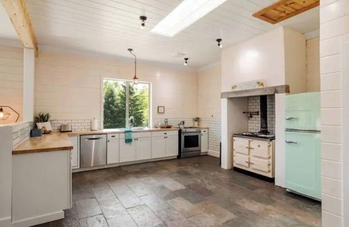Mineral House | Charming 2BR Farmhouse Amazing View of Mt. Rainier - Family Friendly + Game Barn