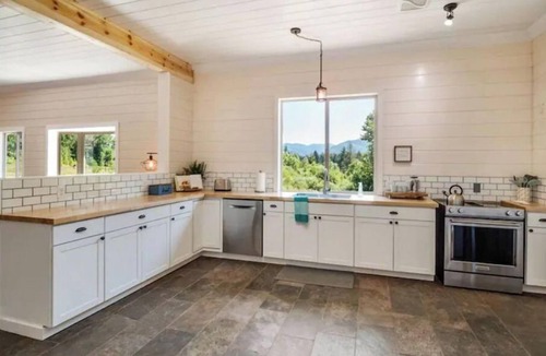Mineral House | Charming 2BR Farmhouse Amazing View of Mt. Rainier - Family Friendly + Game Barn