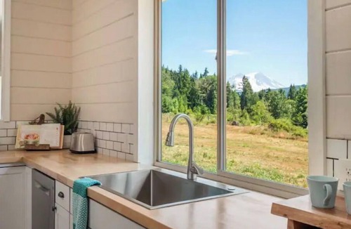 Mineral House | Charming 2BR Farmhouse Amazing View of Mt. Rainier - Family Friendly + Game Barn