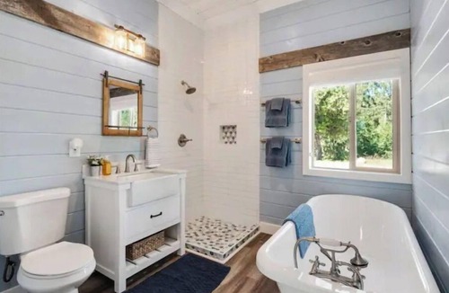 Mineral House | Charming 2BR Farmhouse Amazing View of Mt. Rainier - Family Friendly + Game Barn