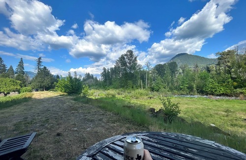 Rainbow Cabin | Charming 3-bedroom cabin on Dearborn Island with WiFi, AC, Hot Tub