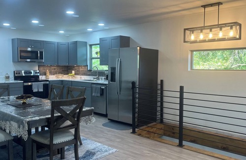 Lansing Cottage | Charming 3-bedroom cottage with a river view in the bluffs just south of Lansing