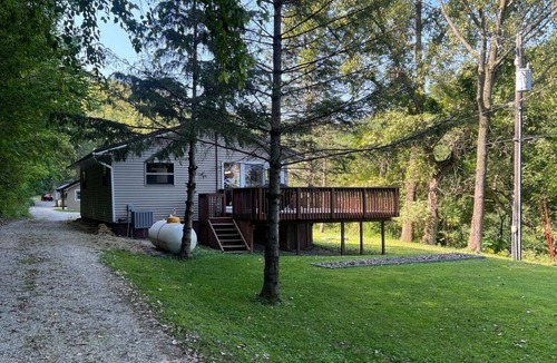 Lansing Cottage | Charming 3-bedroom cottage with a river view in the bluffs just south of Lansing