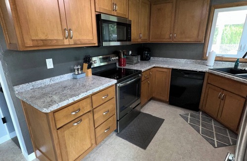Green Bay House | Charming 3-bedroom house with WiFi, AC in lovely Green Bay- close to Lambeau