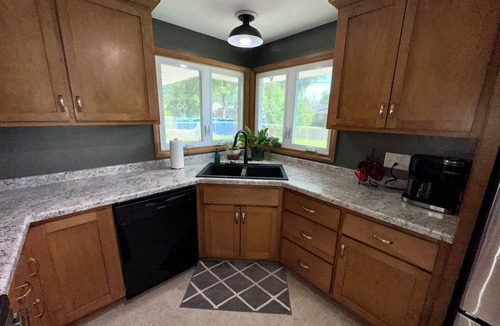 Green Bay House | Charming 3-bedroom house with WiFi, AC in lovely Green Bay- close to Lambeau