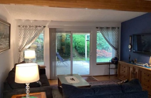 Edgewood House | Charming 3-bedroom house with WiFi and AC in Edgewood