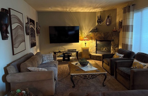 Southwest Bend House | Charming 3-bedroom house in Bend with cool mountain vibes, close to Old Mill