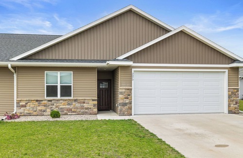 Plover House | Charming 3-bedroom townhome with a backyard, WiFi and AC in delightful Plover WI