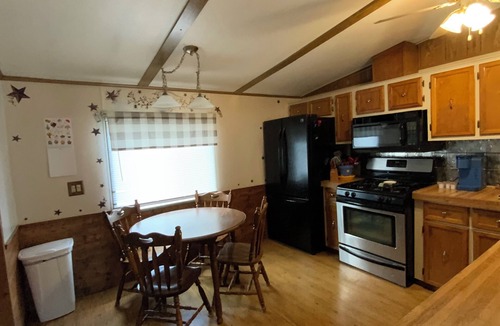 Larsen House | Charming 3bedroom home with AC, WiFi in PRIVATE subdivision of manufactured home