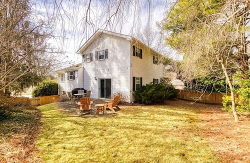 Annapolis House | Charming 4BR 2BA w/outdoor patio & fire pit! 5 min walk to Navy Stadium and DT