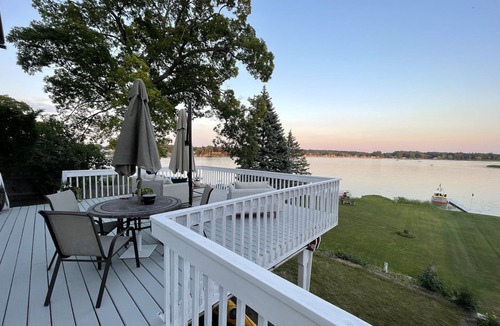 Jackson House | Charming 4BR/3BA Lakefront Home w/Dock, Kayaks + Fire Pit – Ackerson Lake
