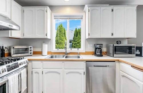 Vancouver House | Charming 4BR Family Home｜Pet-Friendly｜Patio & Big Backyard｜Flexible Lease #41784