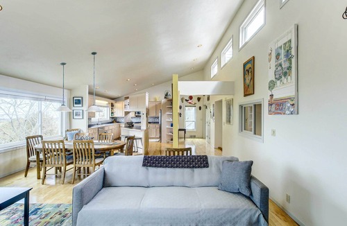 New Franken House | Charming ‘Bayview Art House’ with Deck & Grill!