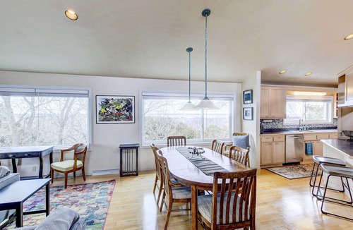 New Franken House | Charming ‘Bayview Art House’ with Deck & Grill!