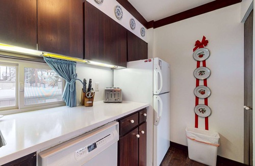 Black Butte Ranch Condo | Charming Black Butte Ranch getaway on the golf course, dog-friendly with AC