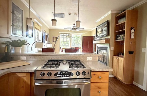 Southside House | Charming Bungalow - 2 blocks from Downtown, steam shower & SONOS sound system