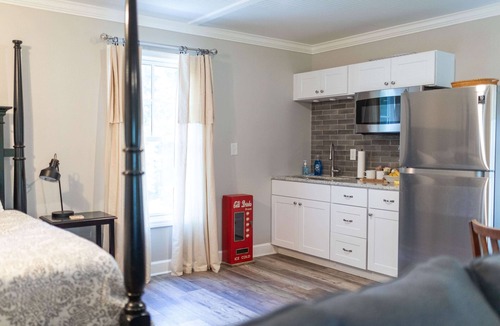 Athens Cottage | Charming country guest cottage eight miles from downtown Athens and UGA