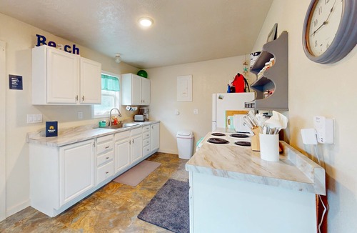 Nahcotta Cabin | Charming, dog-friendly cottage withprivate gas grill, free WiFi, yard, and firepit