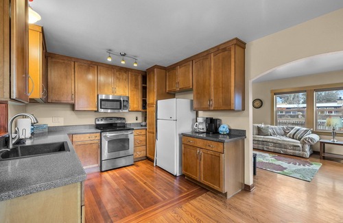Redmond House | Charming Dog-Friendly Cottage with Private Garden & Fireplace