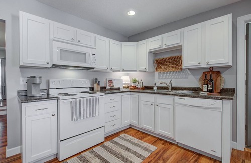 Delano Apartment | Charming Downtown Retreat for Weddings, Weekends & Outdoor Fun!