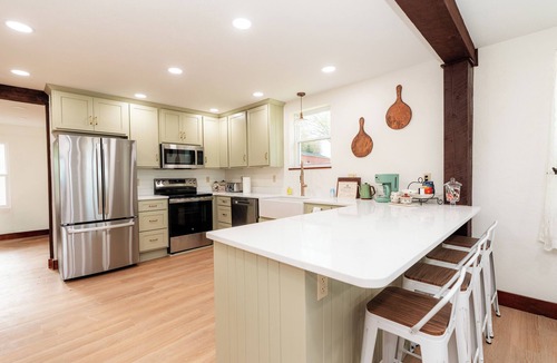 Rockwood House | Charming farmhouse in Rockwood 4 bedrooms fireplace with pond serene and scenic!