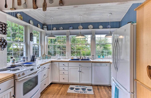 Federal Way Cottage | Charming Historic Retreat Near Poverty Bay!