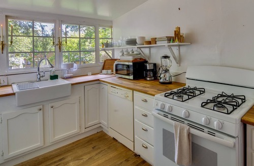 West Side Historic District Cottage | Charming Home < 2 Mi to Downtown Hendersonville!