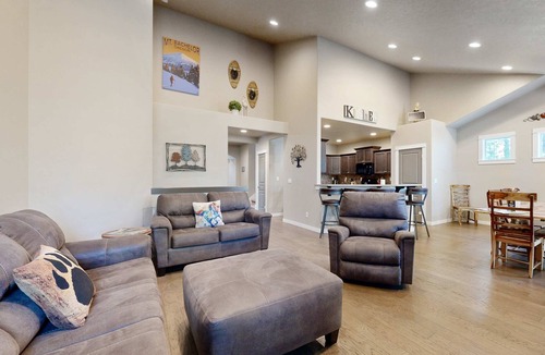 Deer Park House | Charming Home with a Private Hot Tub, SHARC Passes, Fast WiFi, and Central AC